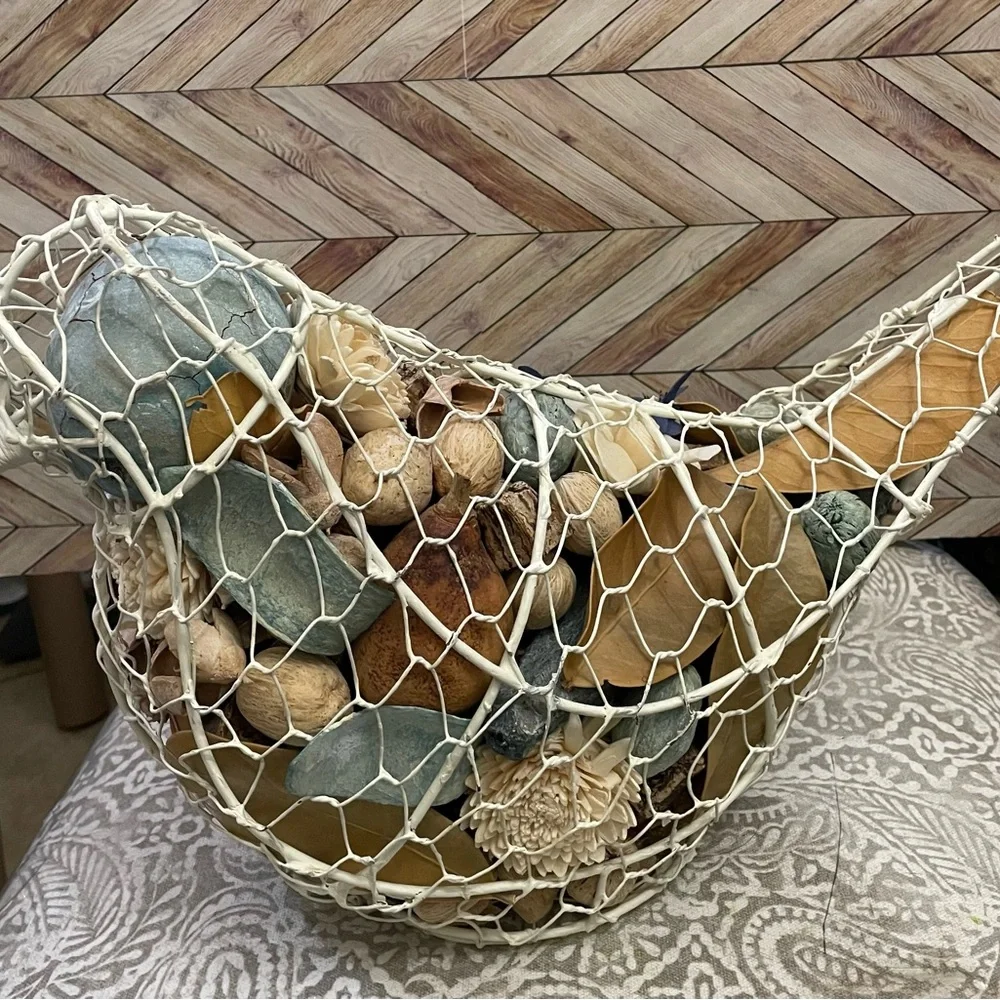 Bird potpourri holder, chicken, wire basket.‎ 15x10x7.
